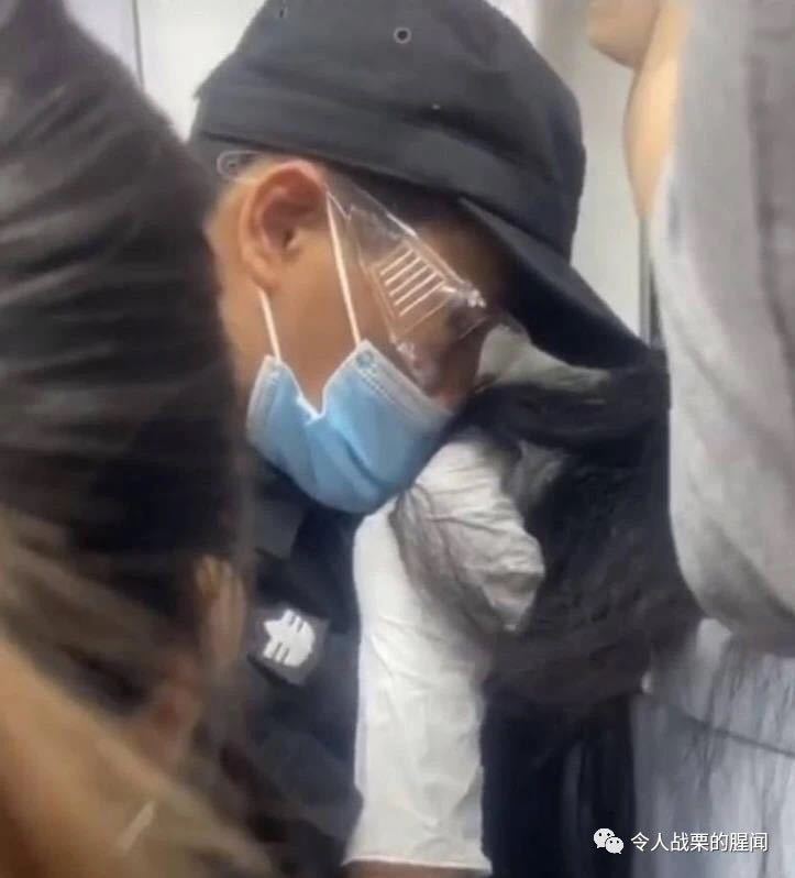 深圳地铁安全员当众抚摸女乘客的头发，深圳警察介入，现已停职！