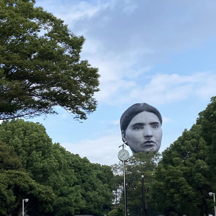 日本东京代代木公园出现了一个巨大的人头造型热气球-PK技术网