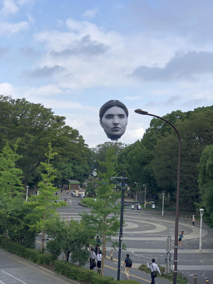 日本东京代代木公园出现了一个巨大的人头造型热气球-PK技术网