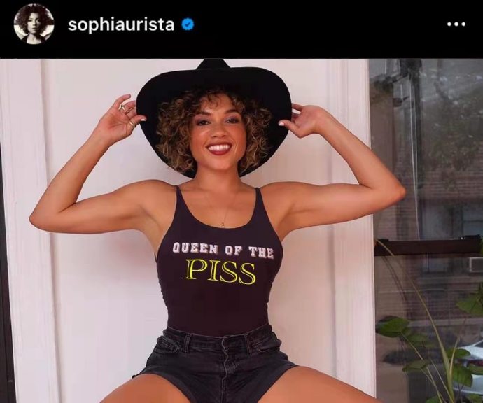 美摇滚女歌手Sophia Urista歌唱当场"尿"男粉絲