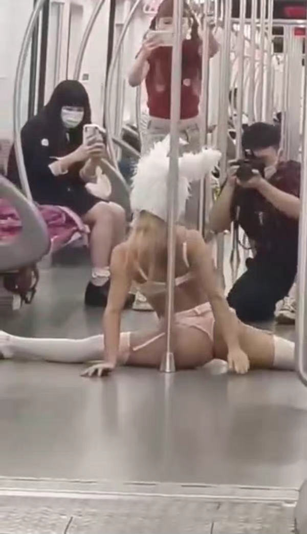 这名24岁的女子只穿着内衣在地铁里劈叉摆拍